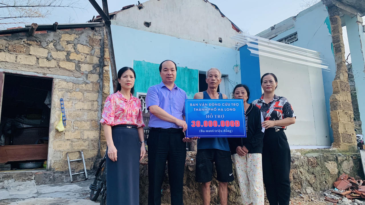 Gần 1,2 tỷ đồng hỗ trợ khẩn cấp 39 hộ gia đình bị sập nhà do bão ở Quảng Ninh