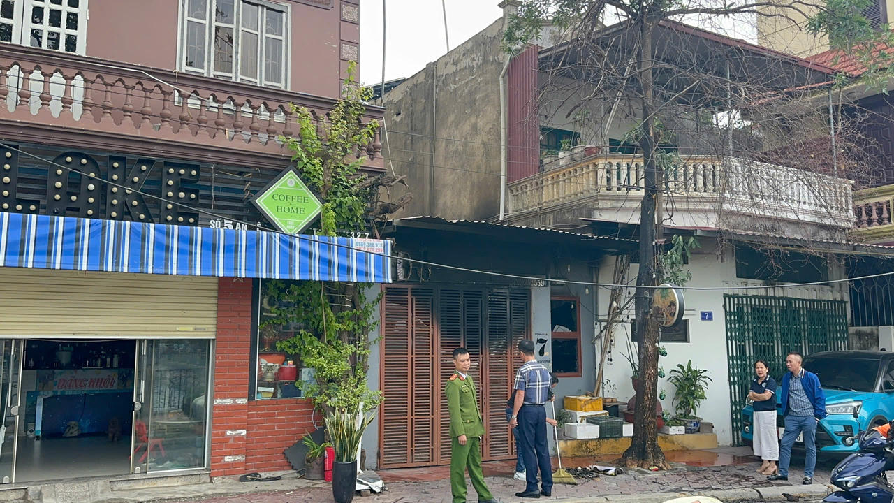 Quán cafe bùng cháy lúc rạng sáng, bà chủ đang nguy kịch