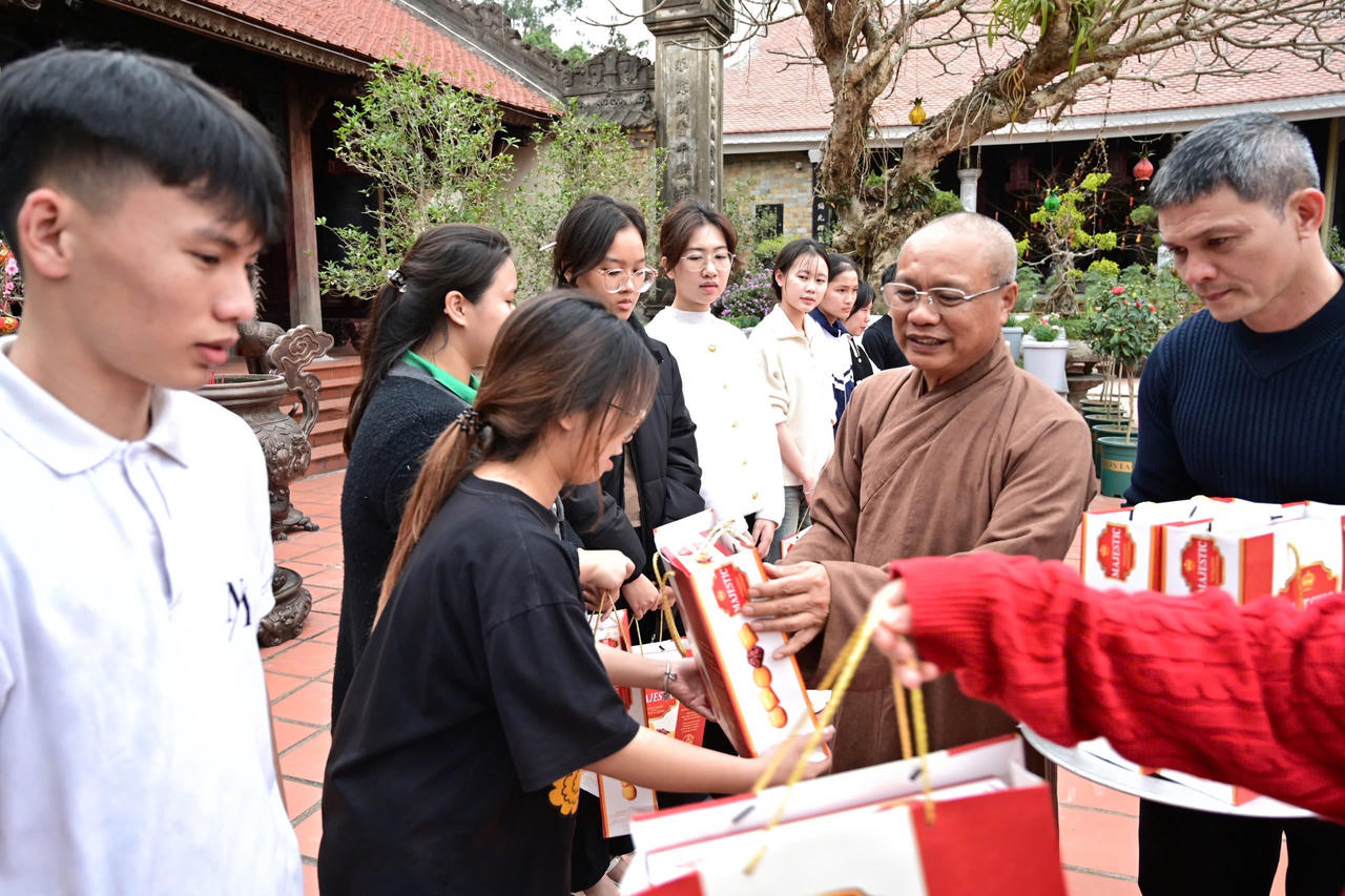 Hải Phòng: Trao quà Tết cho các em học sinh nghèo vượt khó tại Chùa Hồng Phúc 