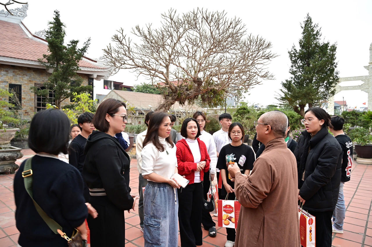 Hải Phòng: Trao quà Tết cho các em học sinh nghèo vượt khó tại Chùa Hồng Phúc 