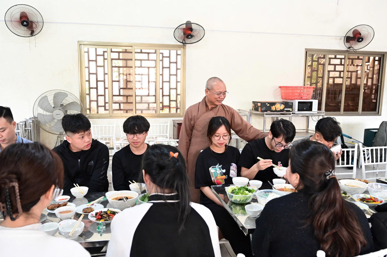 Hải Phòng: Trao quà Tết cho các em học sinh nghèo vượt khó tại Chùa Hồng Phúc 