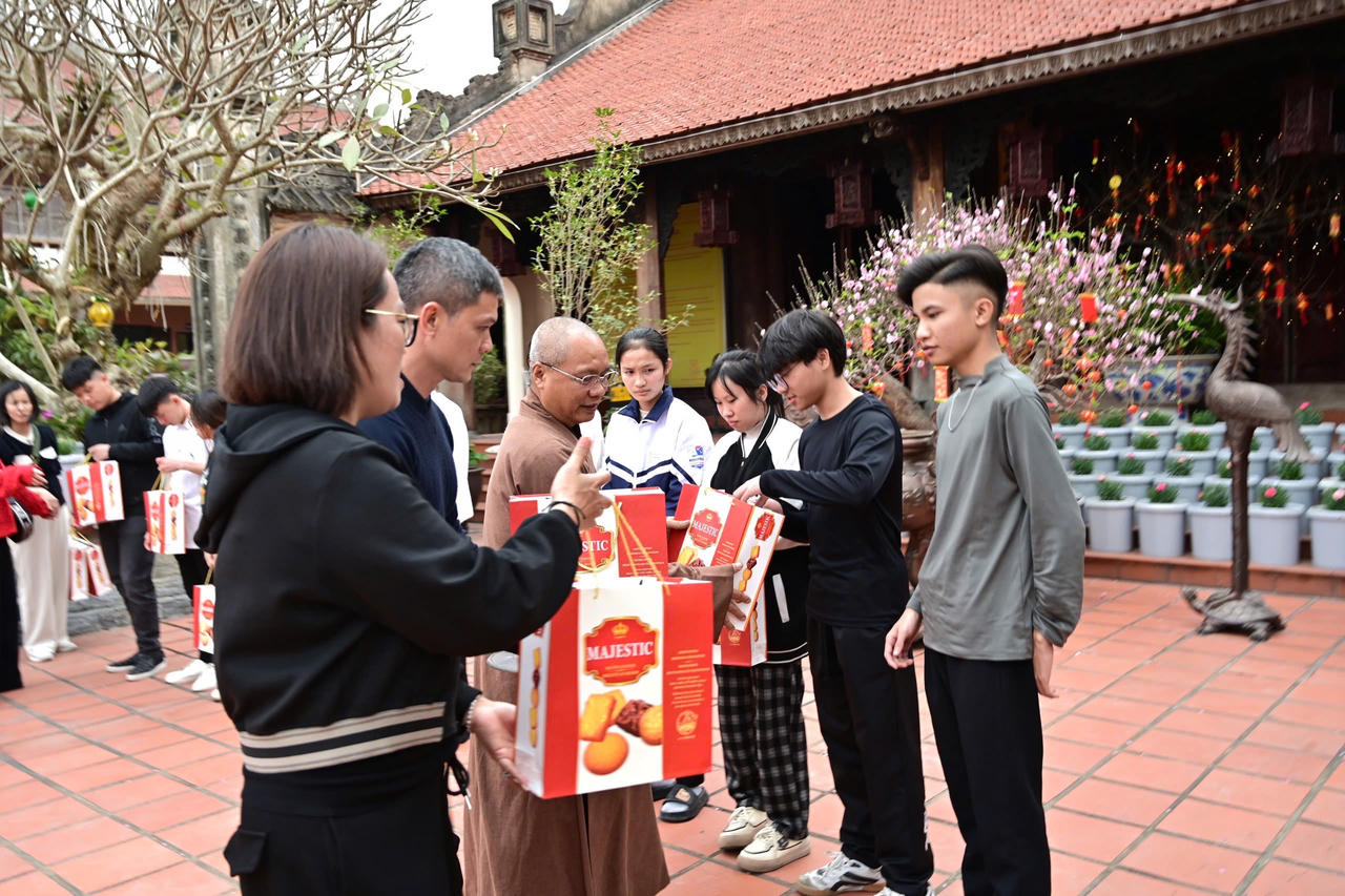 Hải Phòng: Trao quà Tết cho các em học sinh nghèo vượt khó tại Chùa Hồng Phúc 