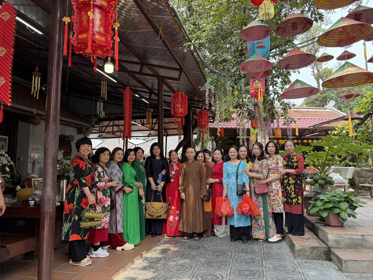 Phật tử nô nức về dự Lễ Giỗ Tổ ngôi chùa ngàn năm tuổi ở Hà Nội