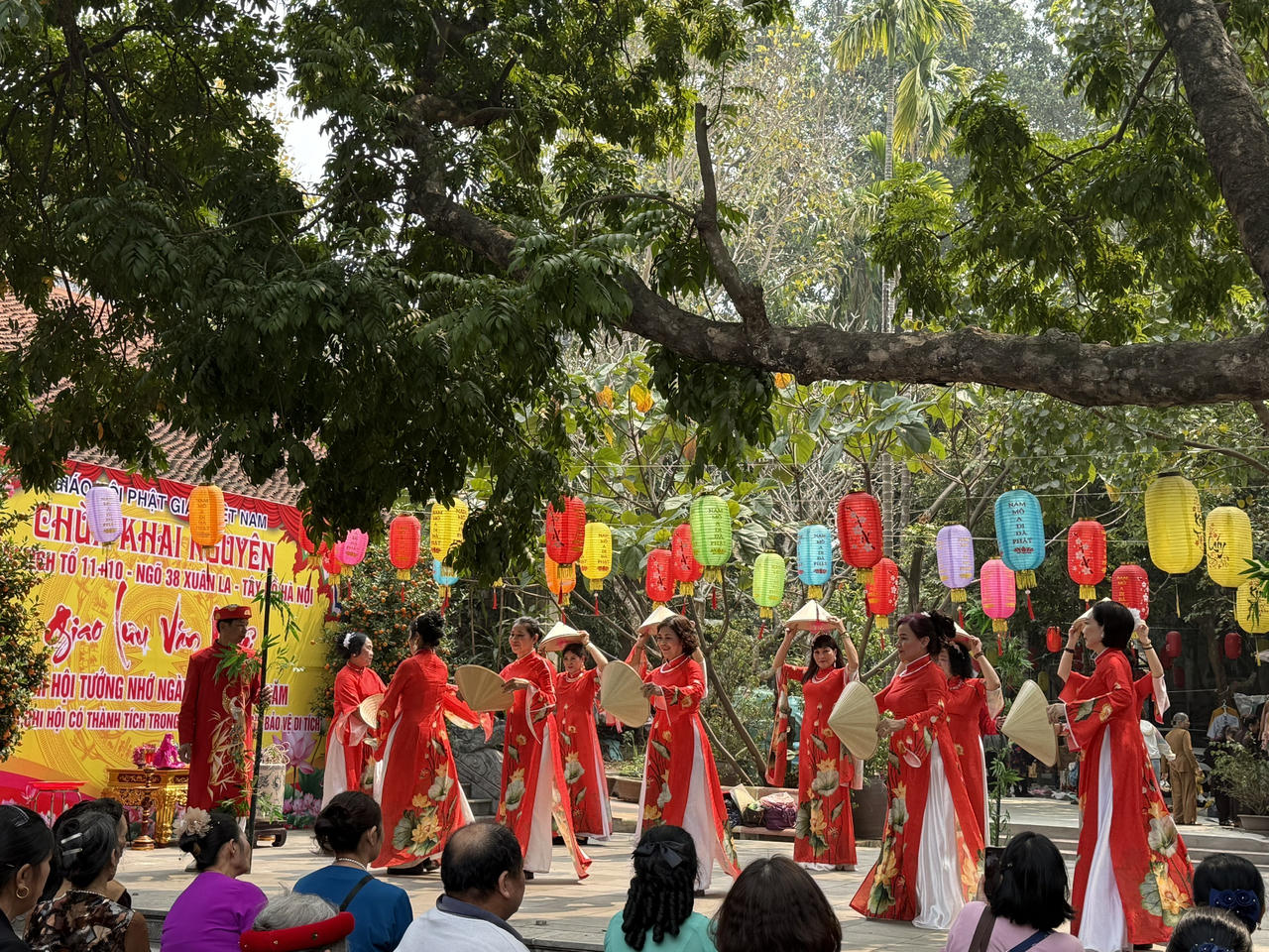 Phật tử nô nức về dự Lễ Giỗ Tổ ngôi chùa ngàn năm tuổi ở Hà Nội