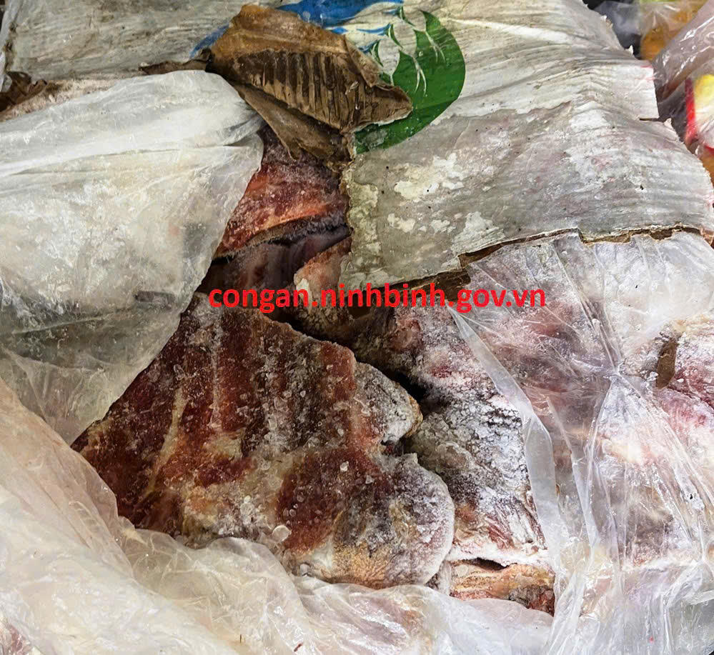 Phát hiện gần 2,5 tấn thực phẩm không rõ nguồn gốc, xuất xứ tại Ninh Bình