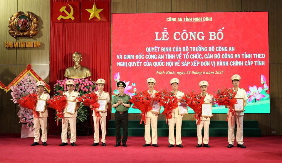 Công an tỉnh Ninh Bình công bố các Quyết định về tổ chức, cán bộ sau sáp nhập