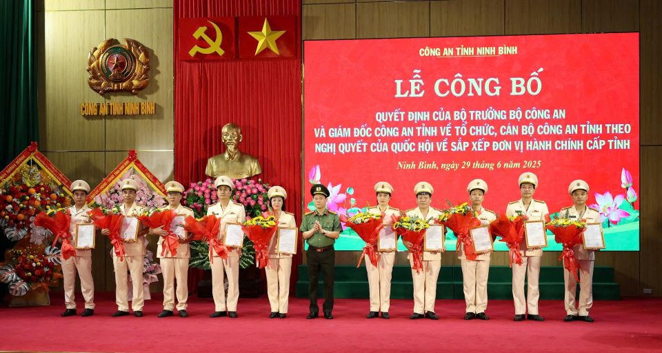 Công an tỉnh Ninh Bình công bố các Quyết định về tổ chức, cán bộ sau sáp nhập