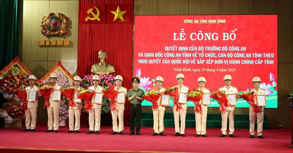Công an tỉnh Ninh Bình công bố các Quyết định về tổ chức, cán bộ sau sáp nhập