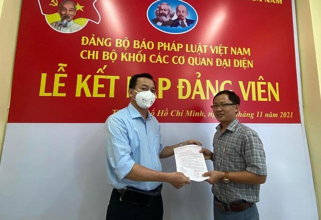 Chi bộ Khối các Cơ quan đại diện kết nạp đảng viên mới