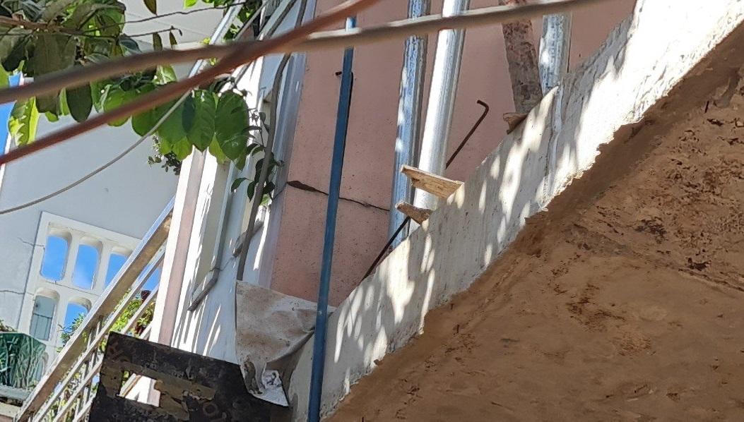 Bị đình chỉ vì xây dựng vượt phép, công trình vẫn được thi công