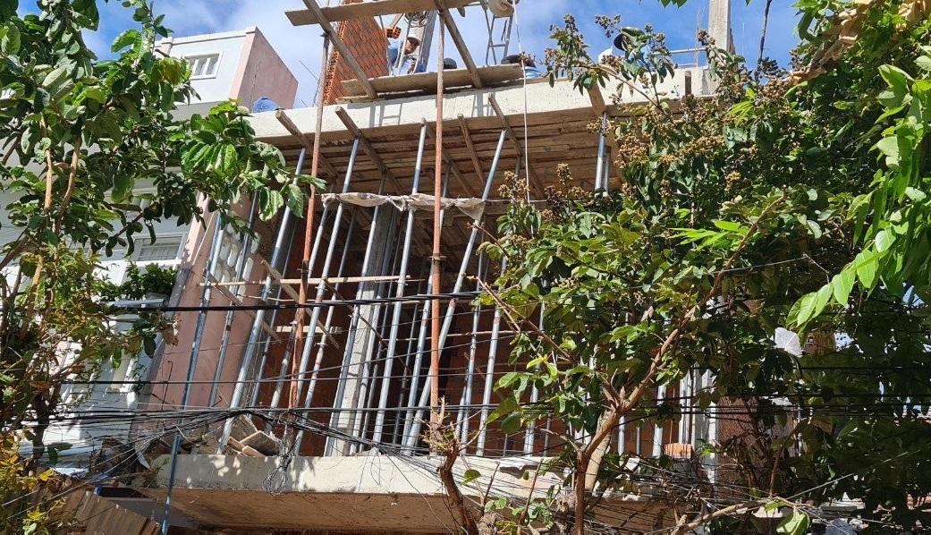 Bị đình chỉ vì xây dựng vượt phép, công trình vẫn được thi công