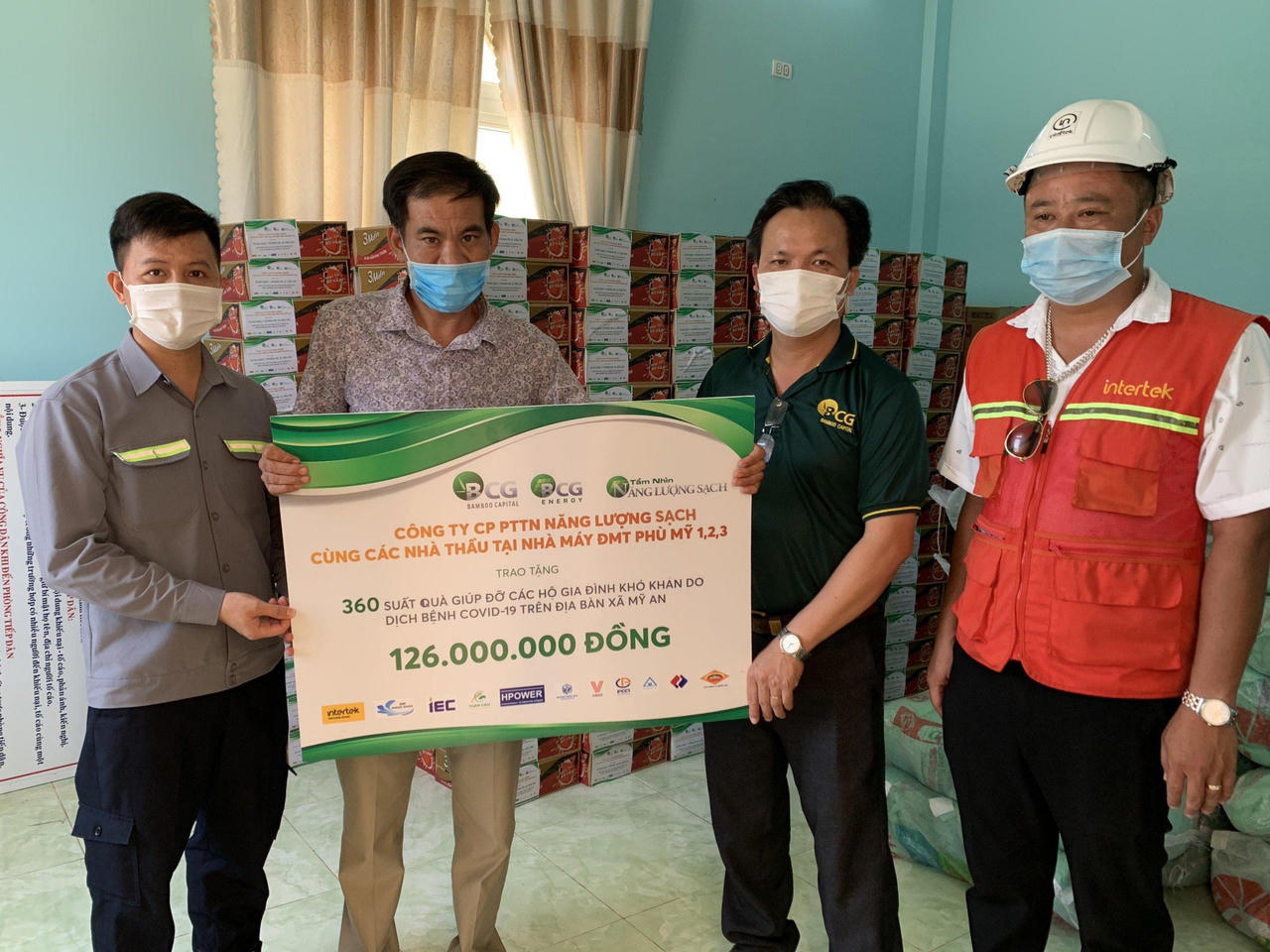 Công ty CP Phát triển Tầm nhìn Năng lượng Sạch hỗ trợ người dân Phù Mỹ gặp khó khăn do dịch COVID-19