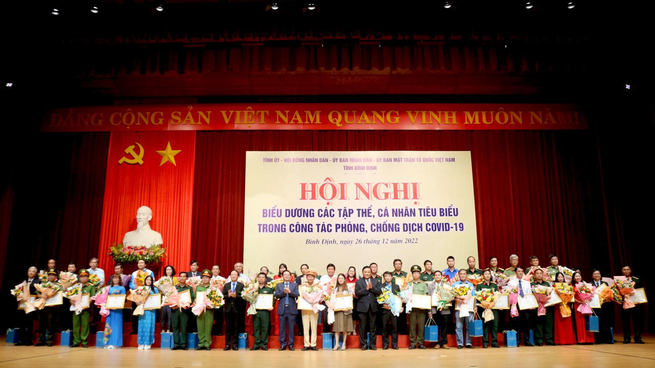 Bình Định biểu dương các tập thể, cá nhân tiêu biểu trong công tác phòng, chống dịch COVID-19