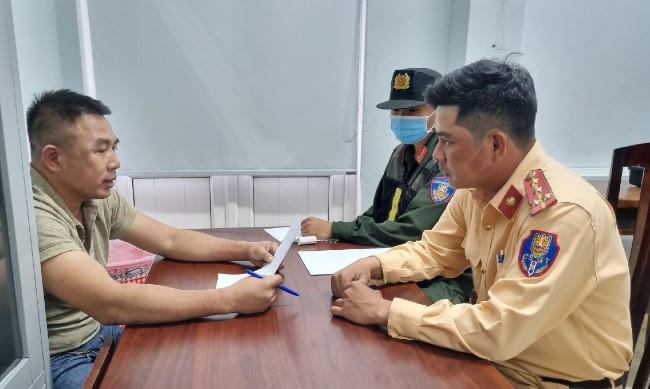 Chở quá số người quy định, tài xế tông ô tô khách vào CSGT rồi bỏ chạy hơn 30km