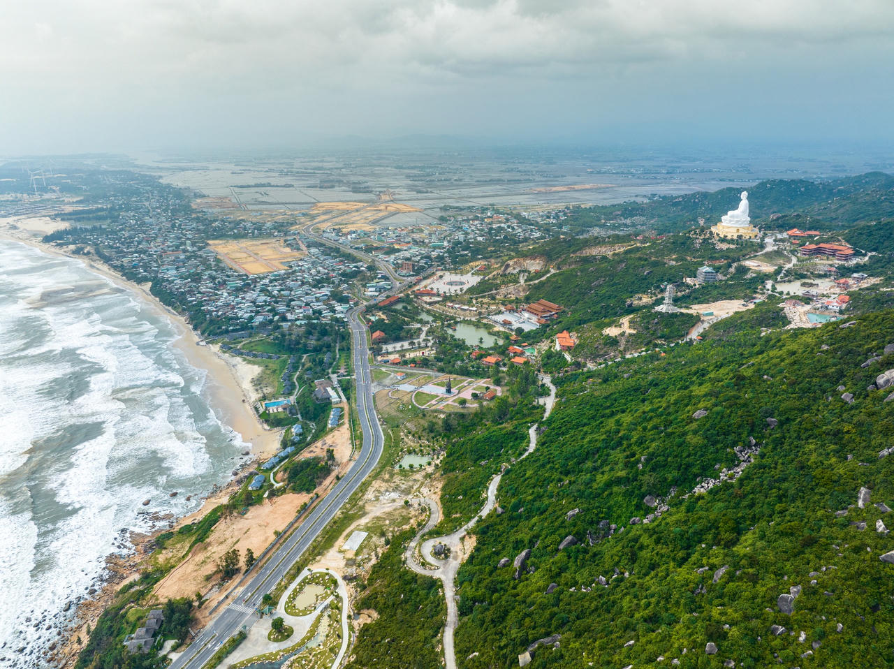 Khung cảnh tuyệt đẹp trên tuyến đường ven biển ở Bình Định