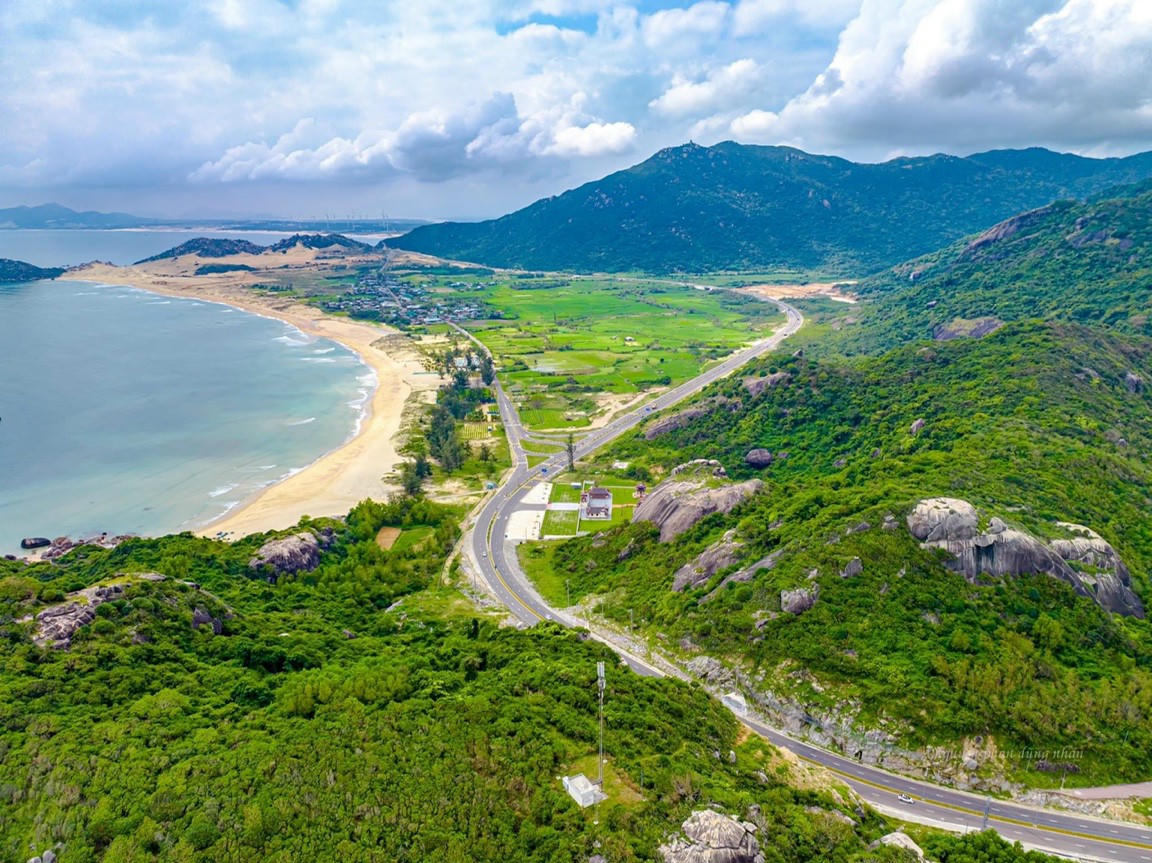 Khung cảnh tuyệt đẹp trên tuyến đường ven biển ở Bình Định