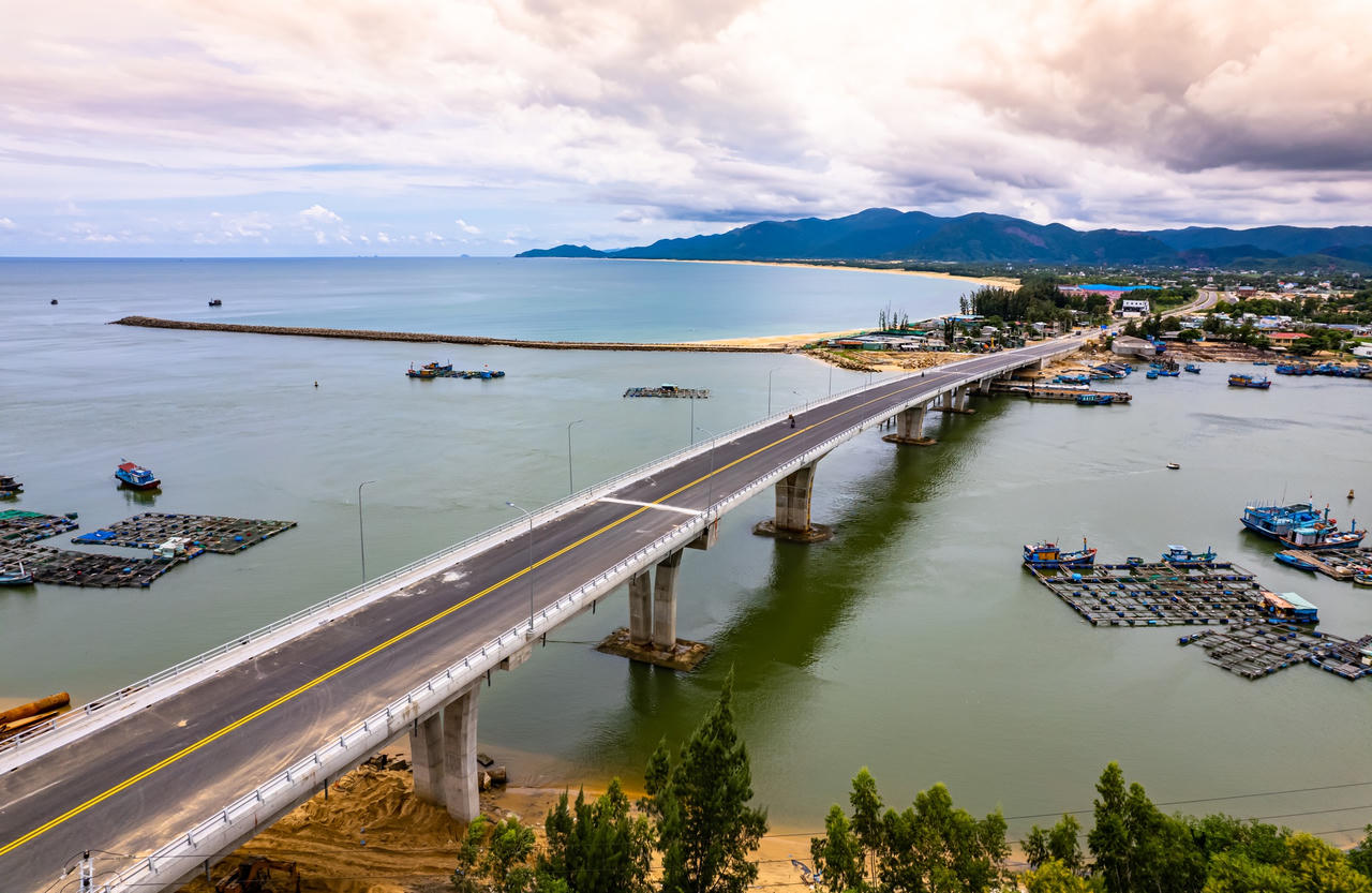 Khung cảnh tuyệt đẹp trên tuyến đường ven biển ở Bình Định