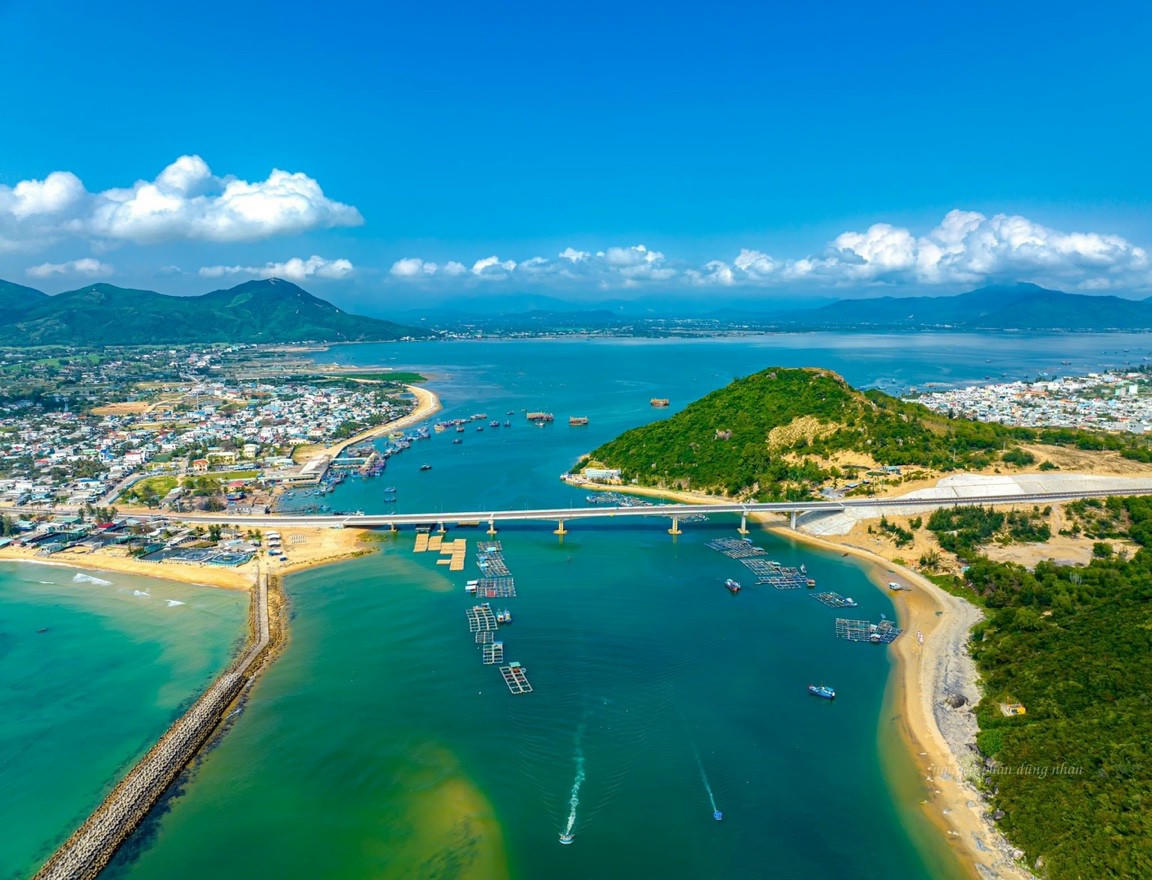 Khung cảnh tuyệt đẹp trên tuyến đường ven biển ở Bình Định