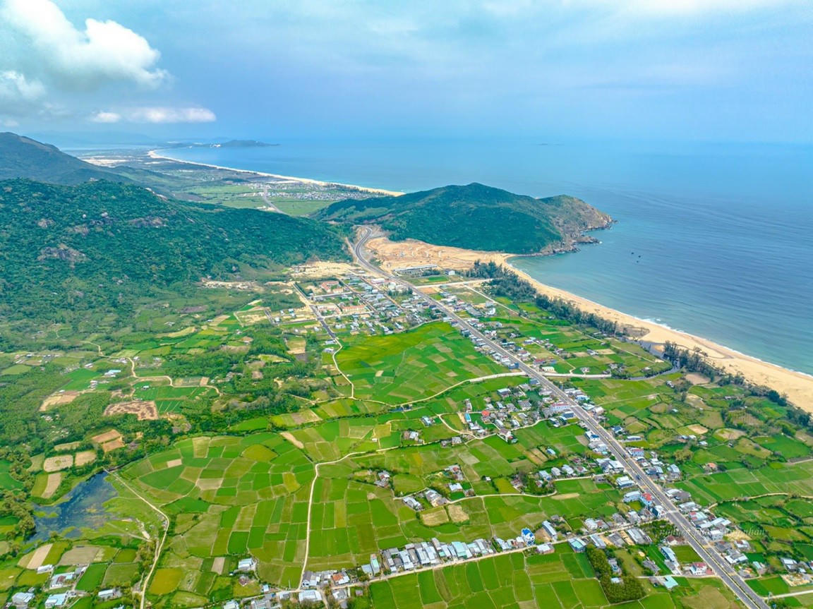 Khung cảnh tuyệt đẹp trên tuyến đường ven biển ở Bình Định