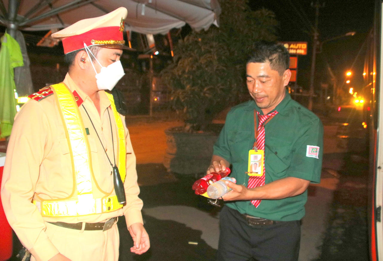 Bình Định tặng khăn lạnh, nước giải khát cho tài xế xe khách 