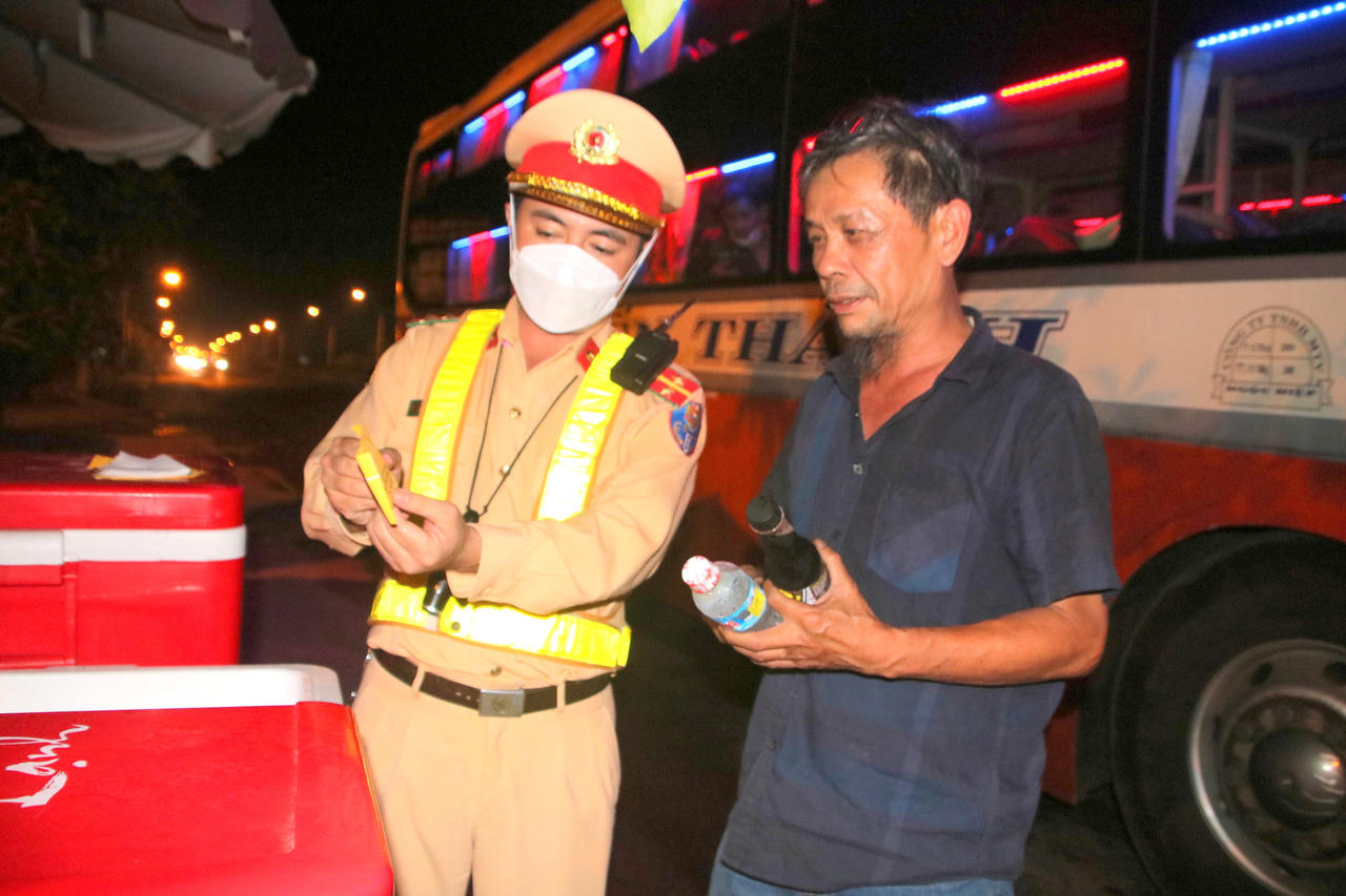 Bình Định tặng khăn lạnh, nước giải khát cho tài xế xe khách 