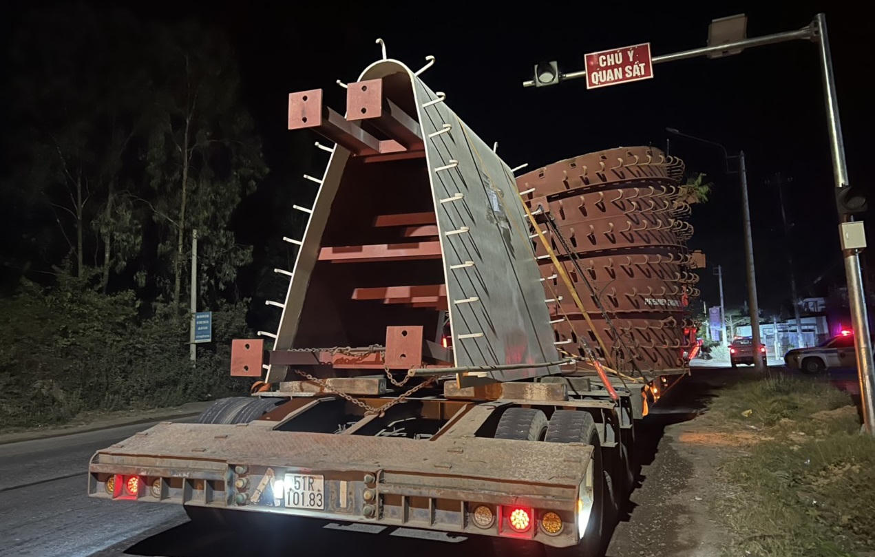 CSGT Bình Định “tuýt còi” 2 xe ô tô chở hàng siêu trường