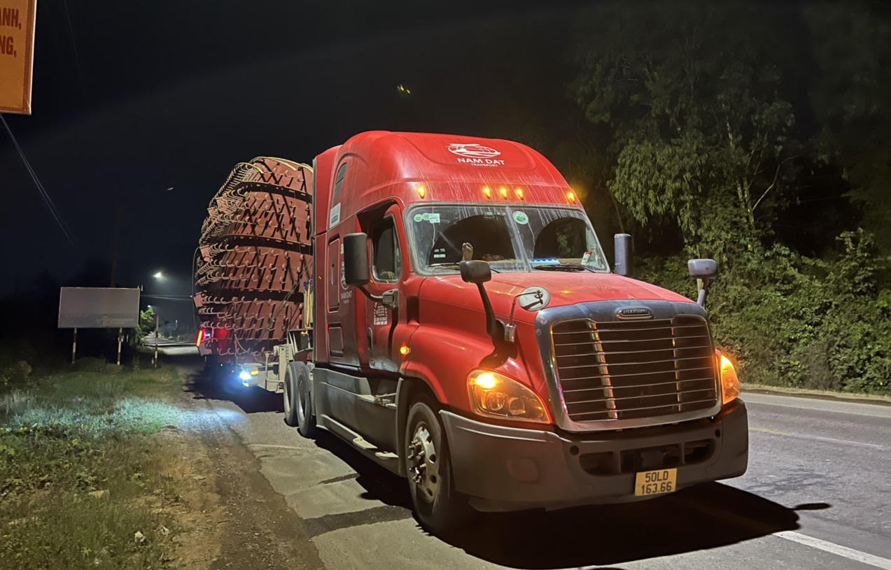 CSGT Bình Định “tuýt còi” 2 xe ô tô chở hàng siêu trường