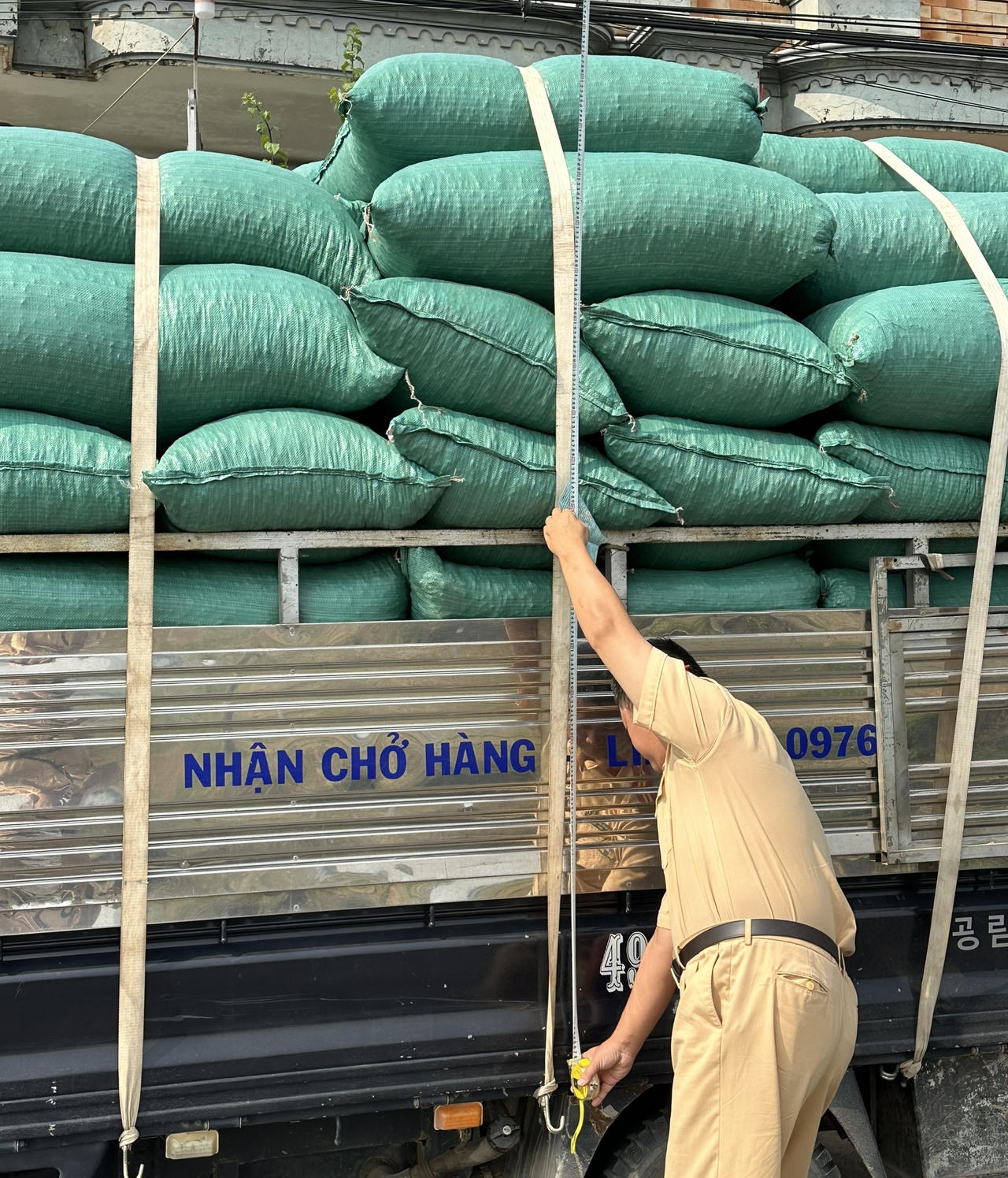 Bình Định tăng cường đảm bảo an toàn giao thông đối với xe chở vật liệu xây dựng và giao thông nông thôn