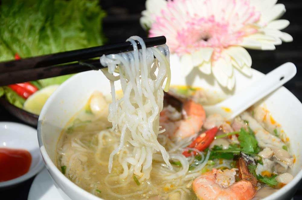 Thăm làng bánh, bún “tiến vua” bên bờ sông Kôn