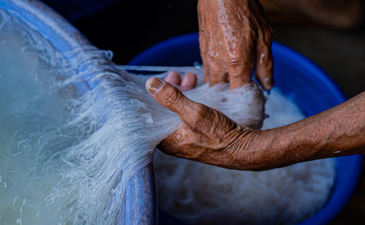 Thăm làng bánh, bún “tiến vua” bên bờ sông Kôn