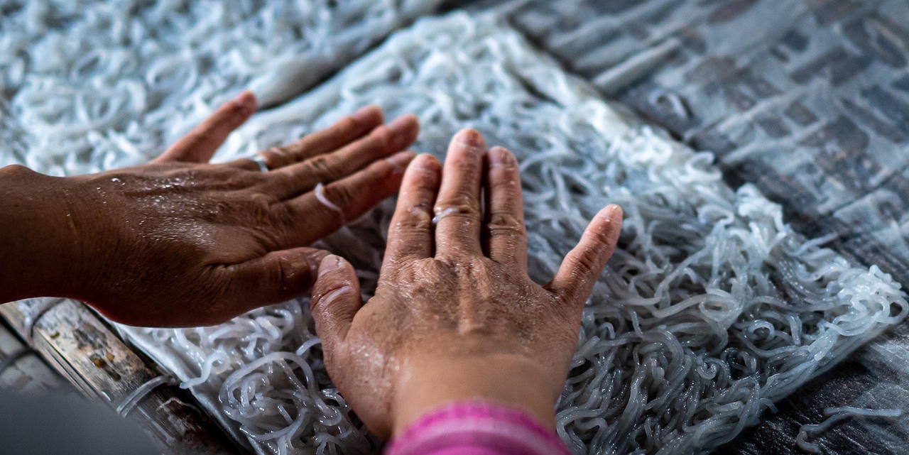 Thăm làng bánh, bún “tiến vua” bên bờ sông Kôn