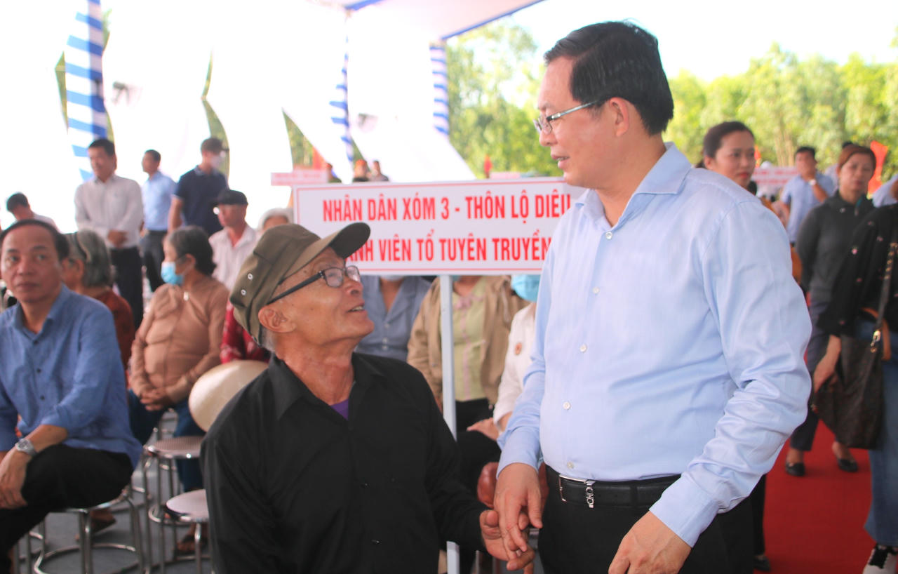 Người dân Lộ Diêu được nghe về chủ trương tổ hợp dự án gang thép Long Sơn gần 2,6 tỷ USD