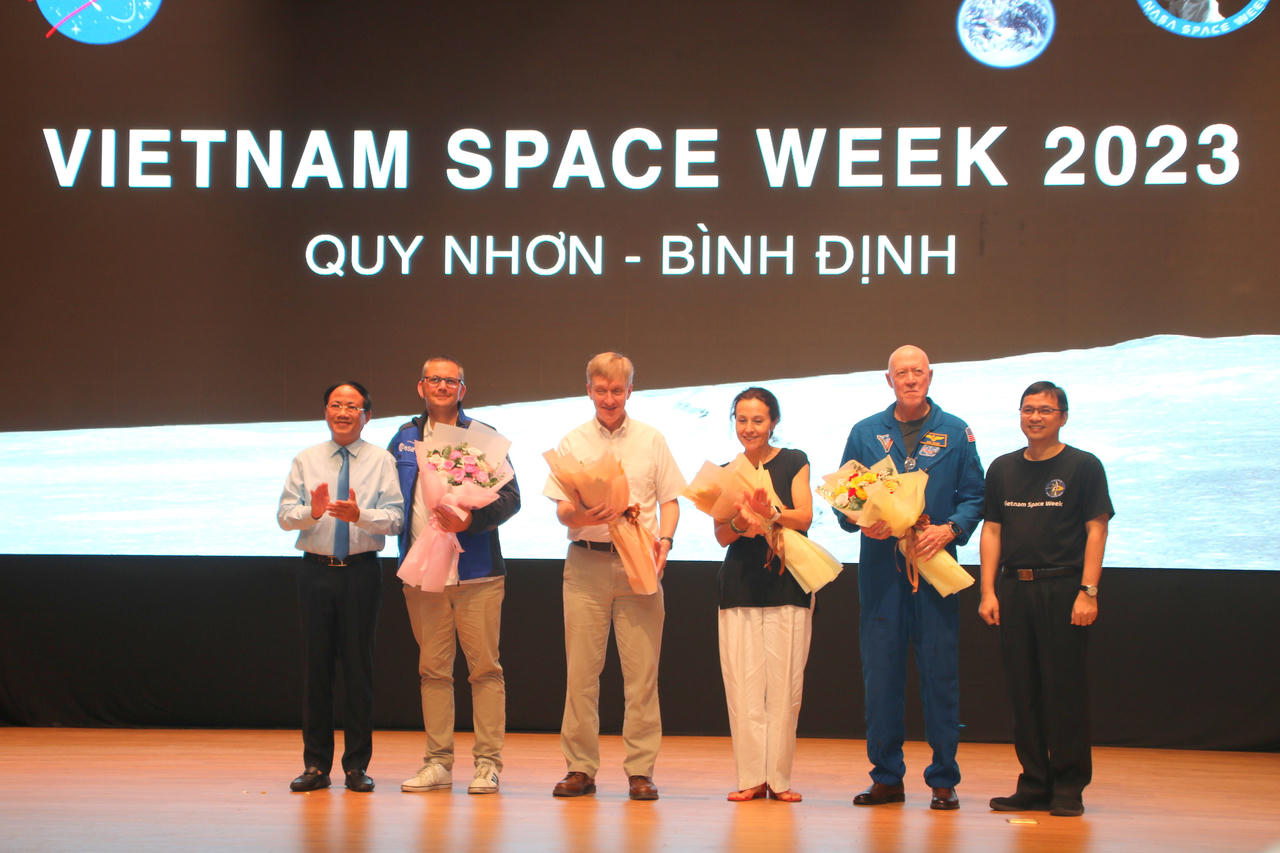 Hơn 1.100 sinh viên, học sinh trò chuyện cùng cựu phi hành gia NASA