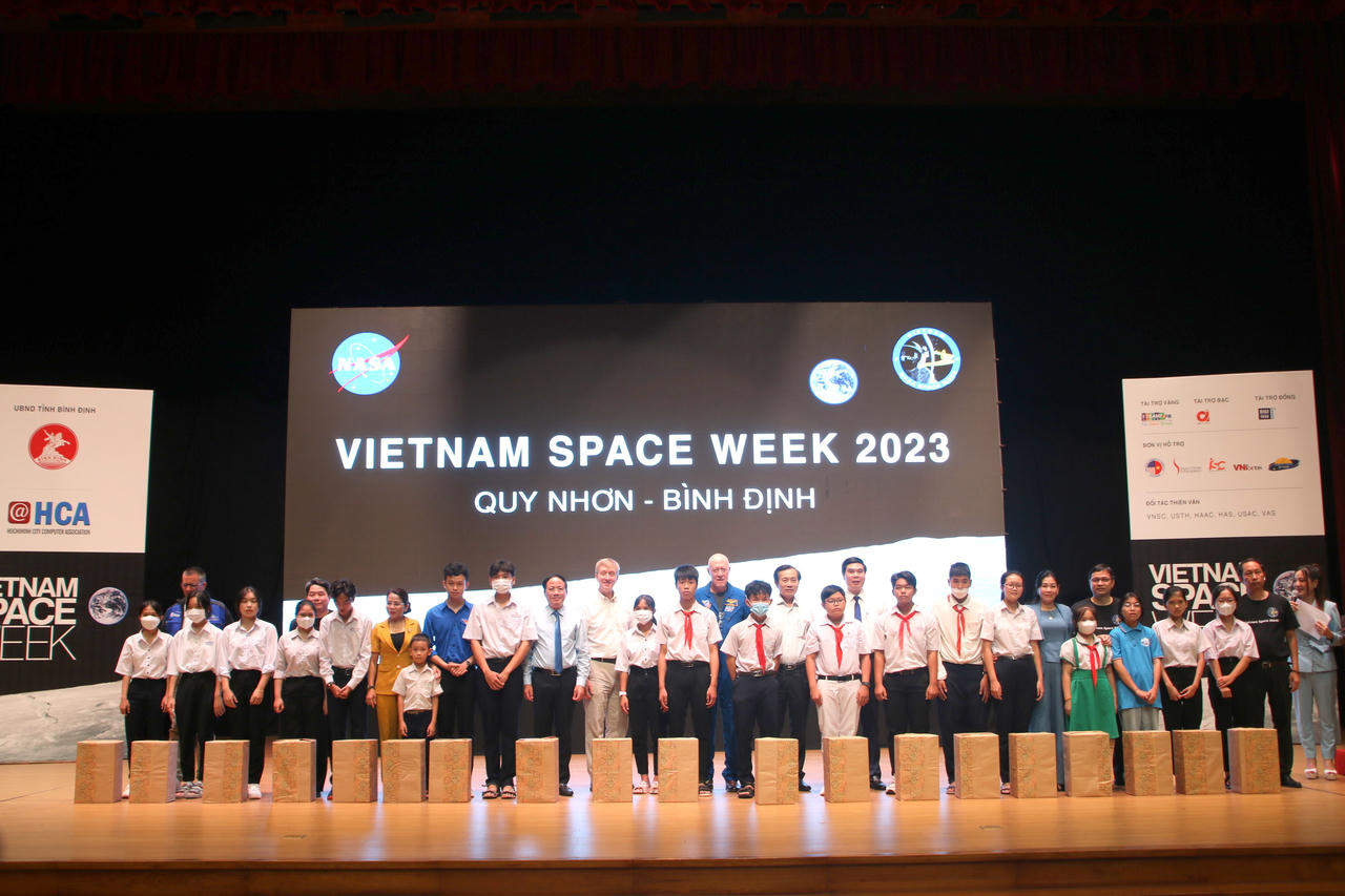 Hơn 1.100 sinh viên, học sinh trò chuyện cùng cựu phi hành gia NASA