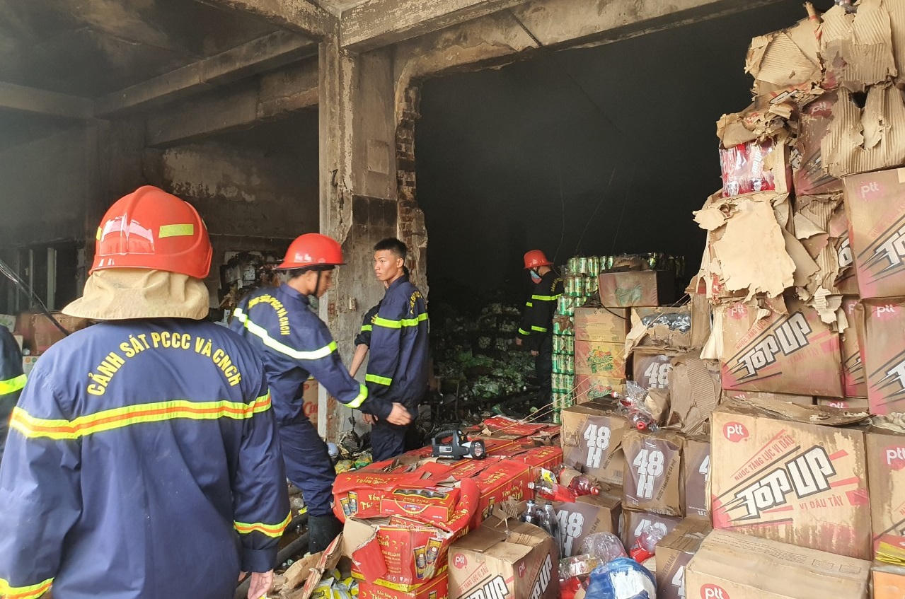 Kho chứa hàng ở Bình Định bốc cháy, hàng chục xe điện biến dạng