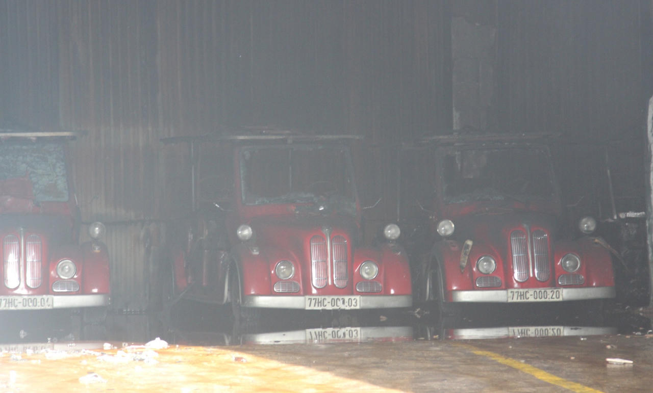 Kho chứa hàng ở Bình Định bốc cháy, hàng chục xe điện biến dạng