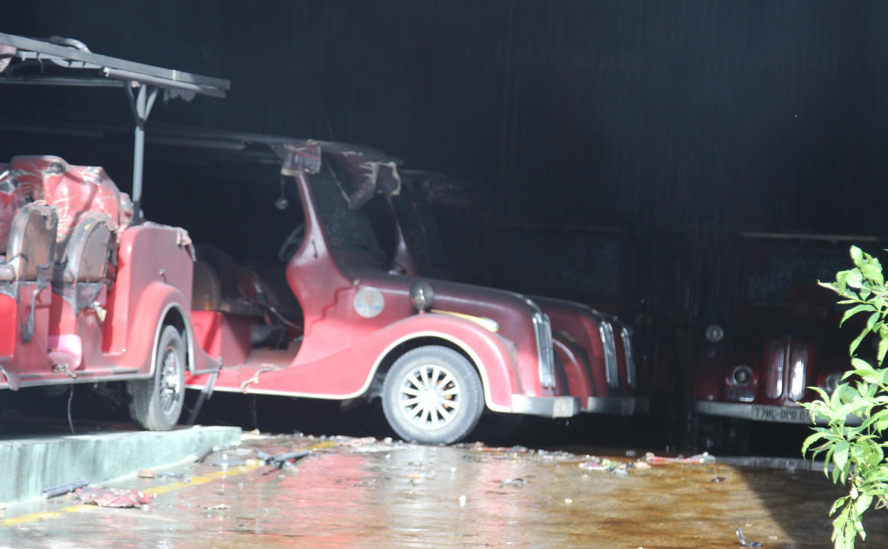 Kho chứa hàng ở Bình Định bốc cháy, hàng chục xe điện biến dạng