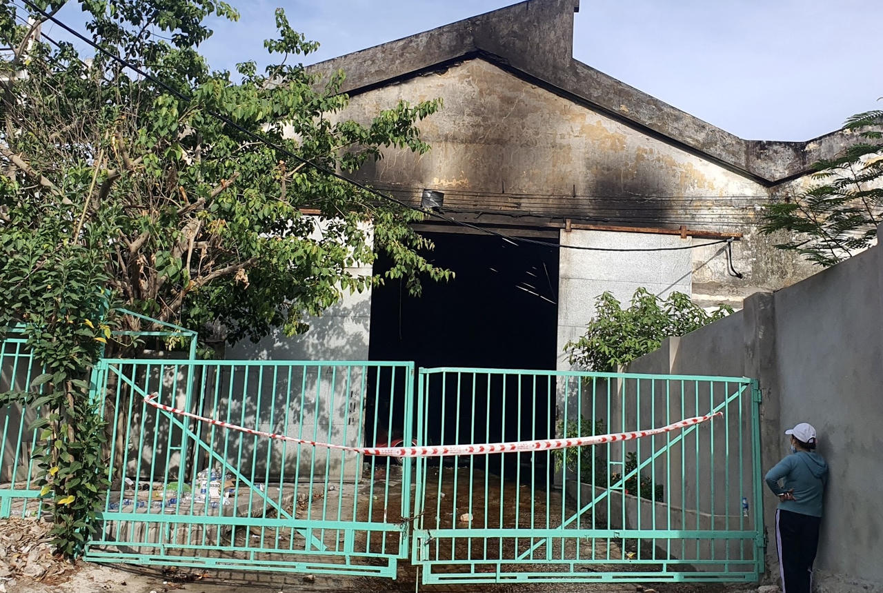 Kho chứa hàng ở Bình Định bốc cháy, hàng chục xe điện biến dạng