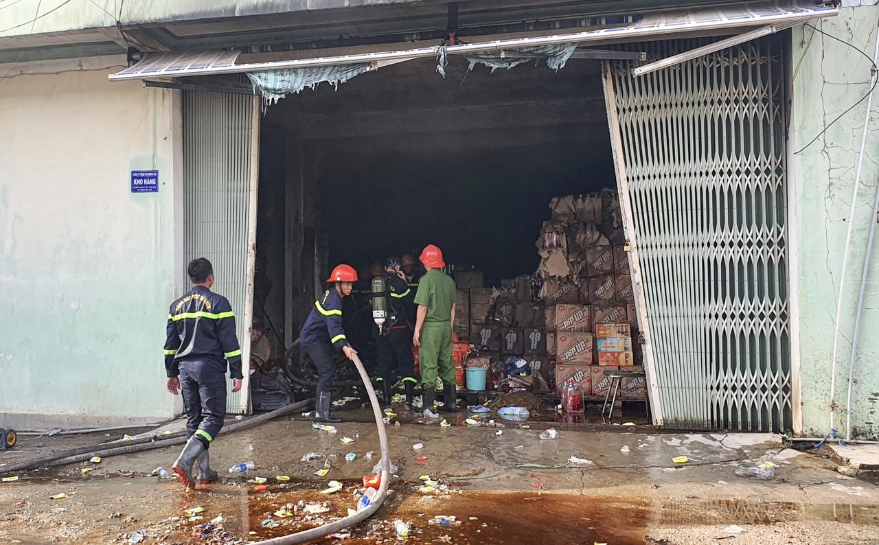 Kho chứa hàng ở Bình Định bốc cháy, hàng chục xe điện biến dạng
