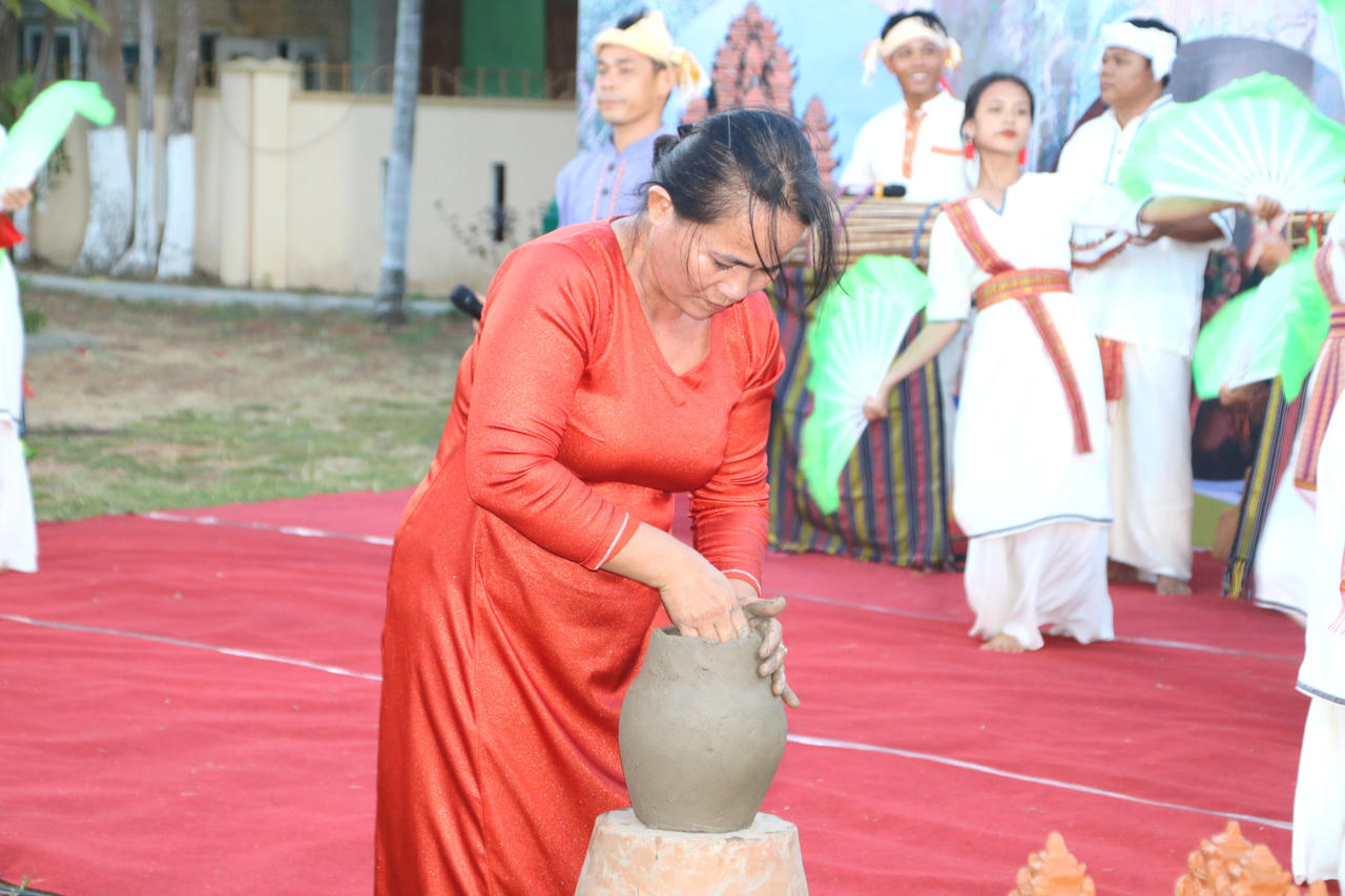 Đặc sắc biểu diễn nghệ thuật Chăm bên tháp cổ