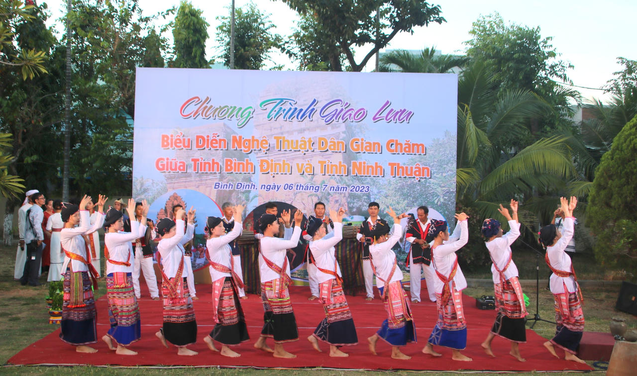 Đặc sắc biểu diễn nghệ thuật Chăm bên tháp cổ