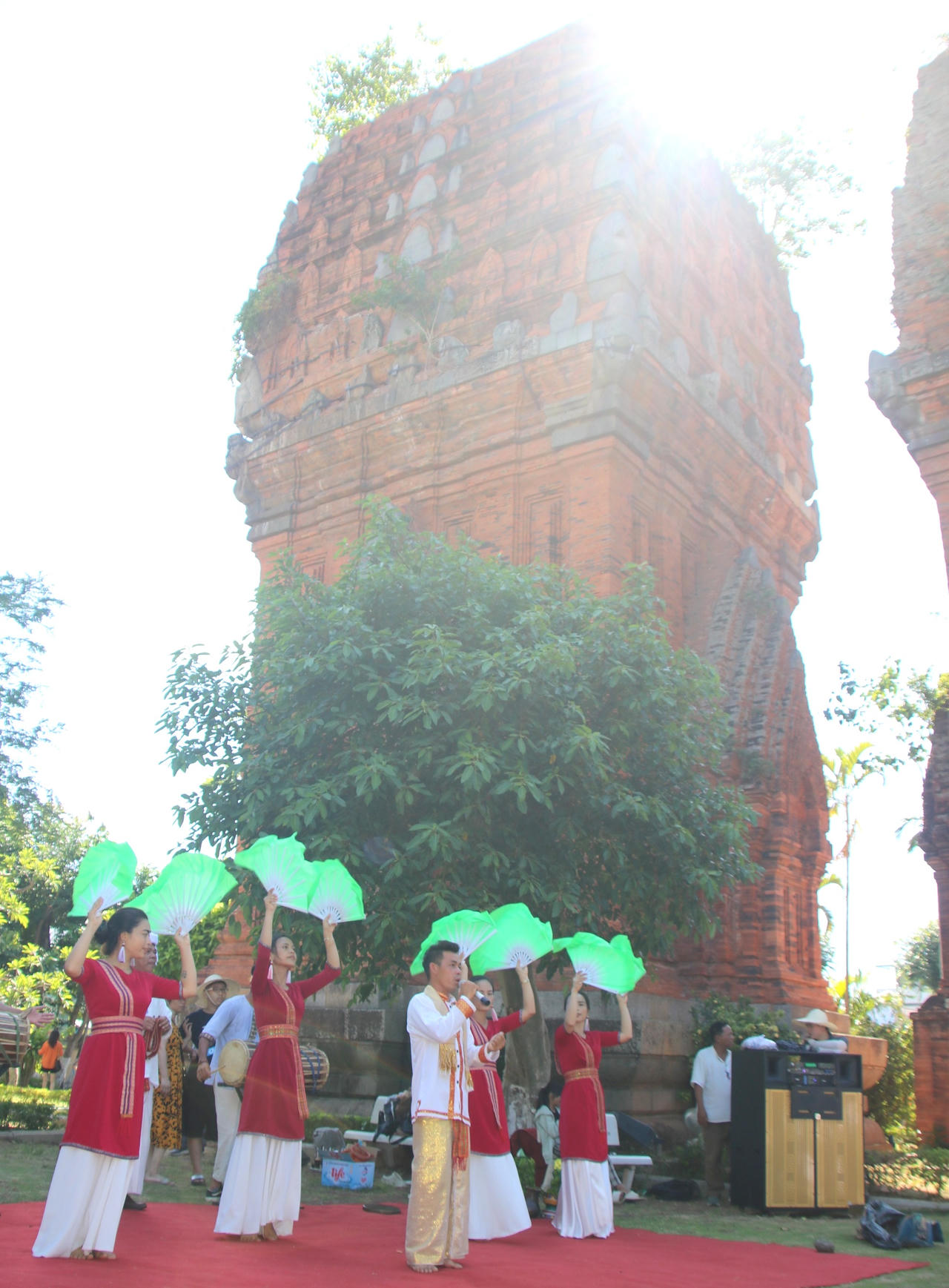 Đặc sắc biểu diễn nghệ thuật Chăm bên tháp cổ