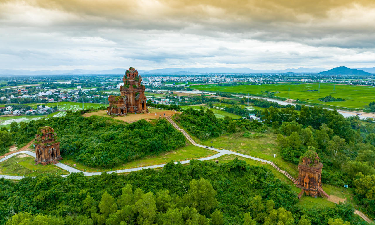 Vẻ đẹp mê hoặc của các cụm tháp Chăm ở Bình Định