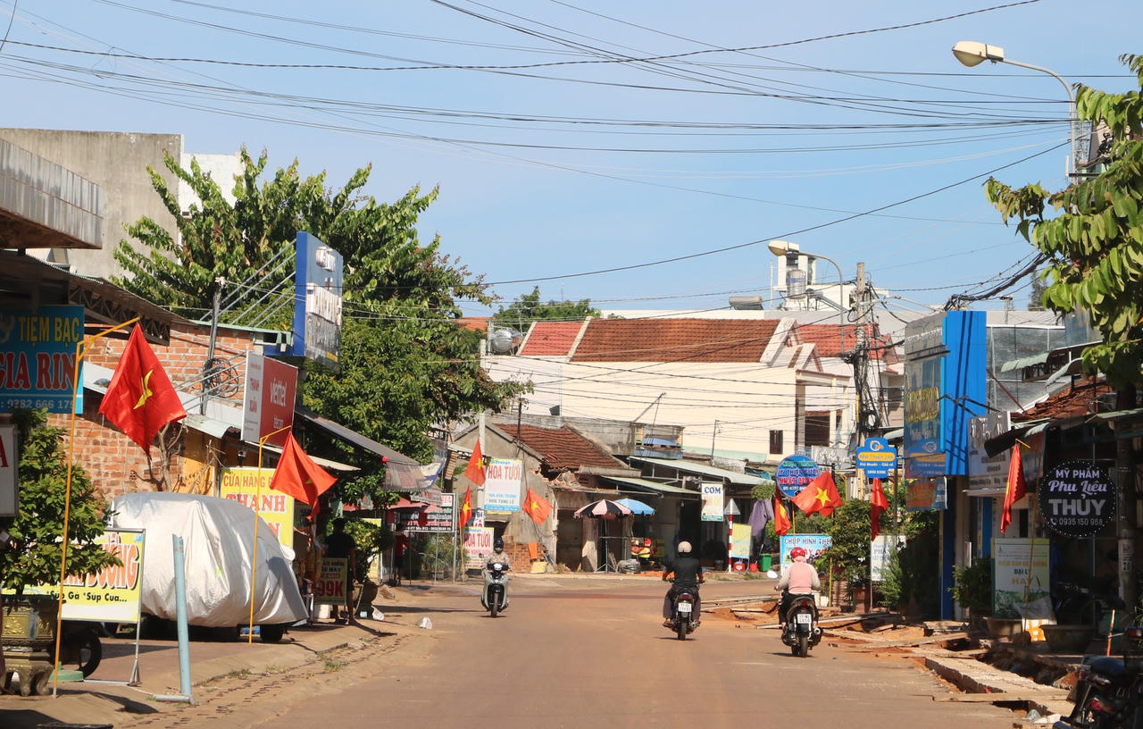 Cờ Tổ quốc tung bay ở thị trấn Bình Dương