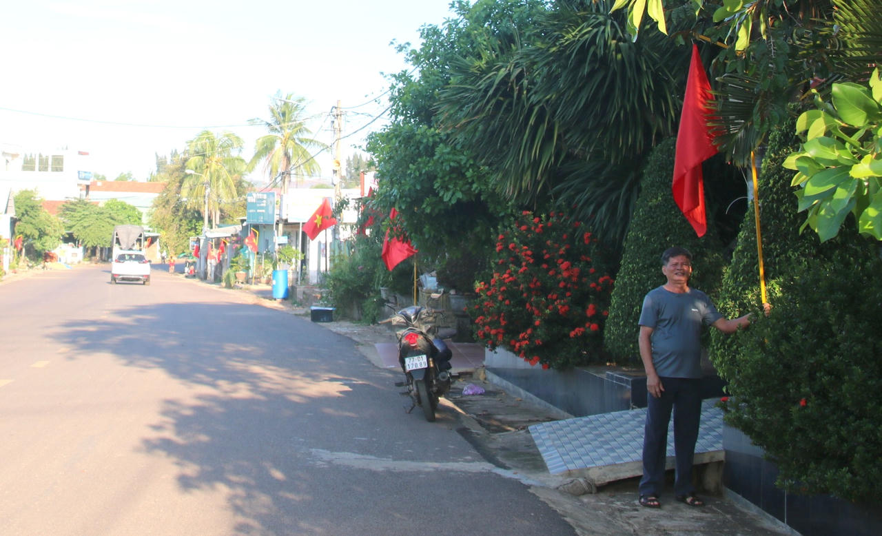 Cờ Tổ quốc tung bay ở thị trấn Bình Dương