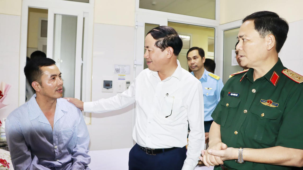 Vụ rơi máy bay quân sự tại Bình Định: 2 phi công thoát nạn thế nào?