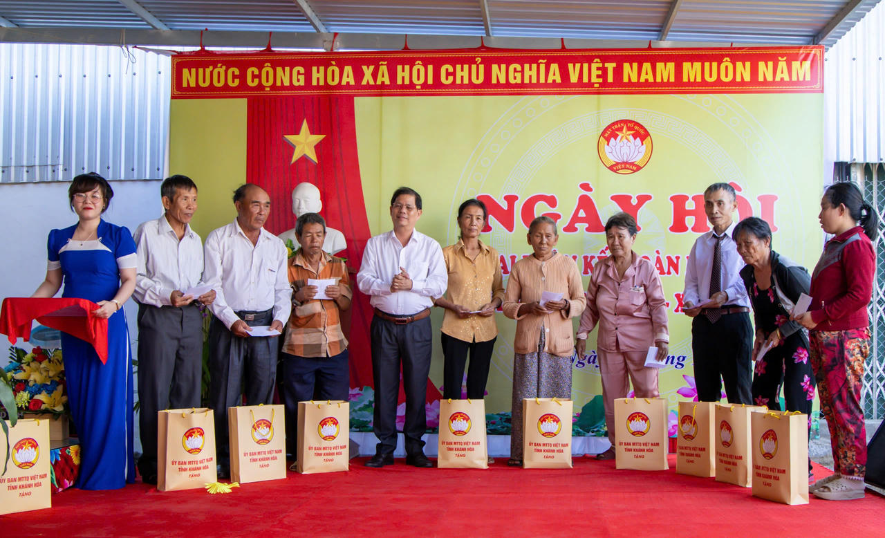 Bộ trưởng Nguyễn Hải Ninh dự Ngày hội Đại đoàn kết toàn dân tộc tại khu dân cư ở Khánh Hòa