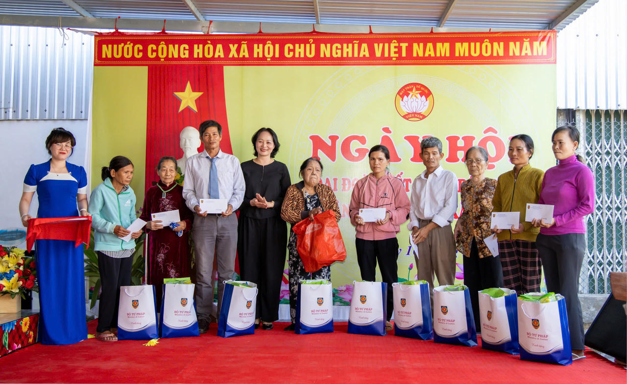 Bộ trưởng Nguyễn Hải Ninh dự Ngày hội Đại đoàn kết toàn dân tộc tại khu dân cư ở Khánh Hòa