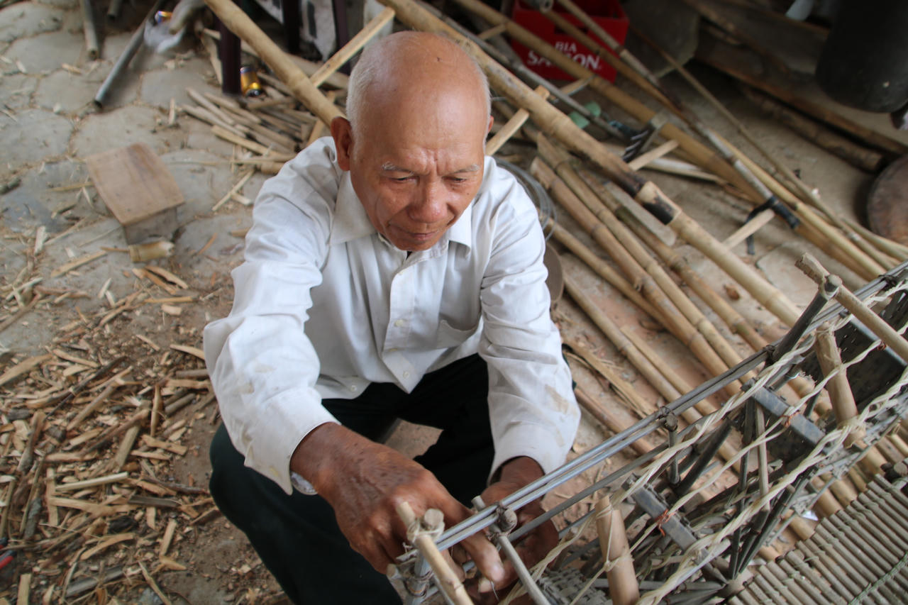 Người đàn ông cần mẫn dựng bờ xe nước sông Trà