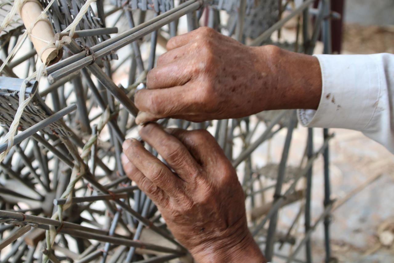 Người đàn ông cần mẫn dựng bờ xe nước sông Trà